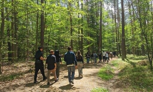 Na zdjęciu uczniowie