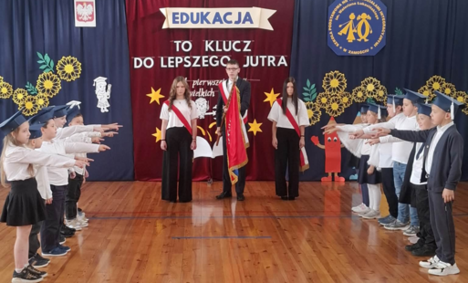 Na zdjeciu ślubowanie