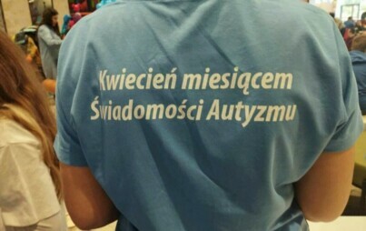 Na zdjęciu napis na bluzce.