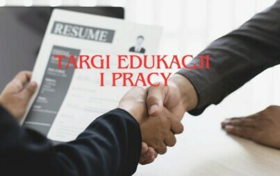 Na zdjęciu osoby podają sobie ręce.